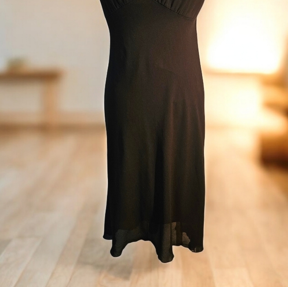 Elegant Black Sleeveless Dress. Lace Detail In Neckline. Size 8. Flowy Fabric - Picture 4 of 8